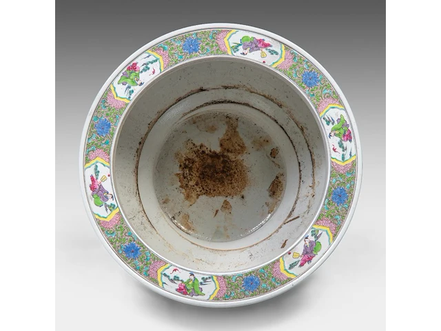 An impressive famille rose 'chinese romance of the western chamber' cachepot, 19thc, fitted on a matching base, total h 89,5 cm - afbeelding 6 van  7
