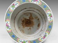 An impressive famille rose 'chinese romance of the western chamber' cachepot, 19thc, fitted on a matching base, total h 89,5 cm - afbeelding 6 van  7
