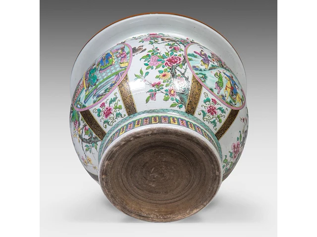 An impressive famille rose 'chinese romance of the western chamber' cachepot, 19thc, fitted on a matching base, total h 89,5 cm - afbeelding 7 van  7