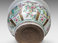 An impressive famille rose 'chinese romance of the western chamber' cachepot, 19thc, fitted on a matching base, total h 89,5 cm - afbeelding 7 van  7