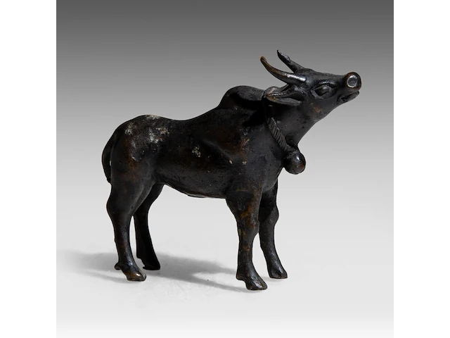 An indian bronze model of the brahman nandi bull, late 19thc, h 8,8 - l 11 cm - afbeelding 1 van  9