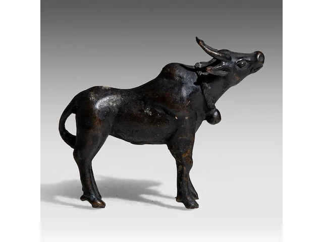 An indian bronze model of the brahman nandi bull, late 19thc, h 8,8 - l 11 cm - afbeelding 2 van  9