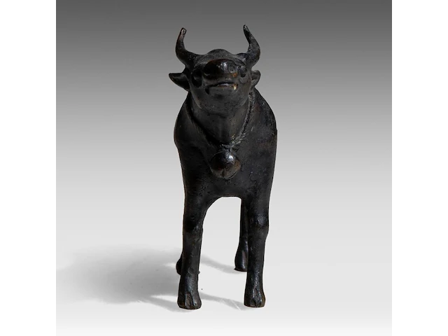 An indian bronze model of the brahman nandi bull, late 19thc, h 8,8 - l 11 cm - afbeelding 3 van  9