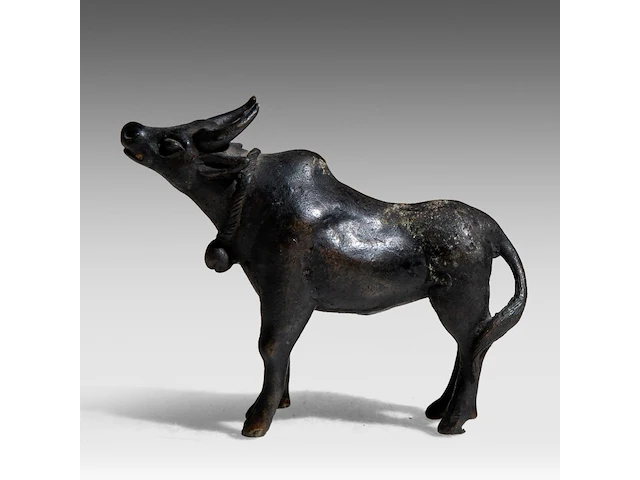 An indian bronze model of the brahman nandi bull, late 19thc, h 8,8 - l 11 cm - afbeelding 4 van  9