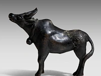 An indian bronze model of the brahman nandi bull, late 19thc, h 8,8 - l 11 cm - afbeelding 4 van  9