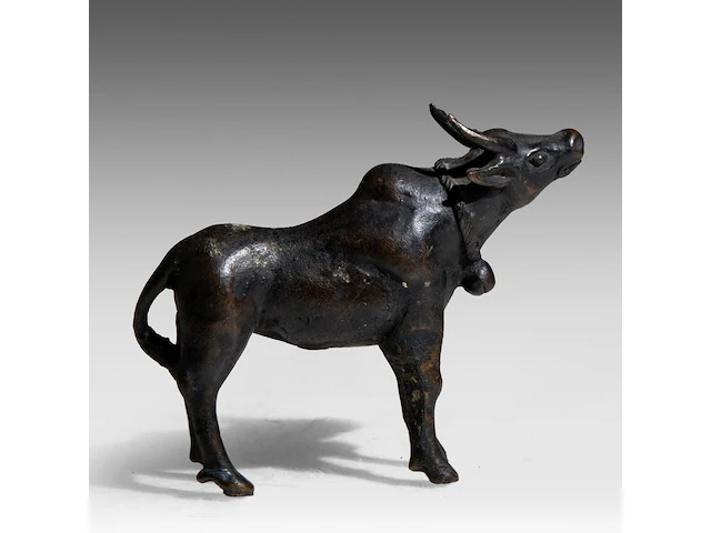 An indian bronze model of the brahman nandi bull, late 19thc, h 8,8 - l 11 cm - afbeelding 6 van  9