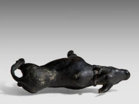 An indian bronze model of the brahman nandi bull, late 19thc, h 8,8 - l 11 cm - afbeelding 8 van  9