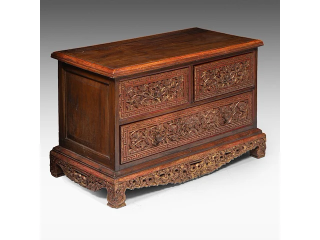 An indonesian madurese chest, 20thc, h 64 - 98 x 53 cm - afbeelding 1 van  5