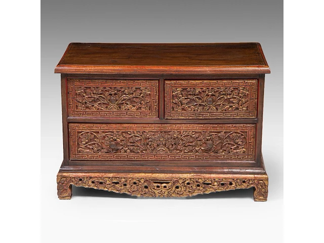 An indonesian madurese chest, 20thc, h 64 - 98 x 53 cm - afbeelding 2 van  5