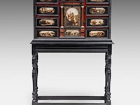An interesting baroque cabinet-on-stand, decorated with ebony, rosewood, tortoiseshell, brass mounts and hand-painted alabaster plaques, 17thc the cabinet: 55 x 87.5 x 36 cm. (21.64 x 34.45 x 14.16 in.), with stand: 134 - afbeelding 2 van  8