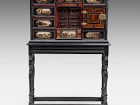 An interesting baroque cabinet-on-stand, decorated with ebony, rosewood, tortoiseshell, brass mounts and hand-painted alabaster plaques, 17thc the cabinet: 55 x 87.5 x 36 cm. (21.64 x 34.45 x 14.16 in.), with stand: 134 - afbeelding 3 van  8