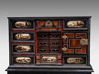 An interesting baroque cabinet-on-stand, decorated with ebony, rosewood, tortoiseshell, brass mounts and hand-painted alabaster plaques, 17thc the cabinet: 55 x 87.5 x 36 cm. (21.64 x 34.45 x 14.16 in.), with stand: 134 - afbeelding 8 van  8