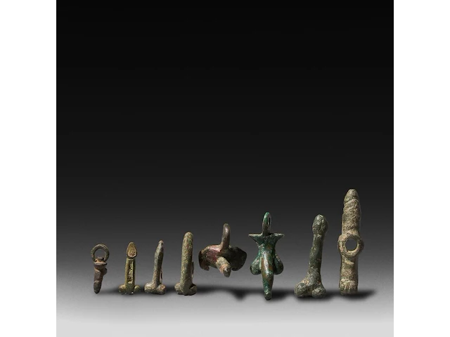 An interesting collection of 8 roman bronze fascinum phallic pendants, h 6 cm (tallest) - afbeelding 1 van  4