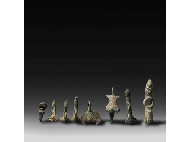 An interesting collection of 8 roman bronze fascinum phallic pendants, h 6 cm (tallest) - afbeelding 2 van  4