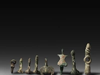 An interesting collection of 8 roman bronze fascinum phallic pendants, h 6 cm (tallest) - afbeelding 2 van  4