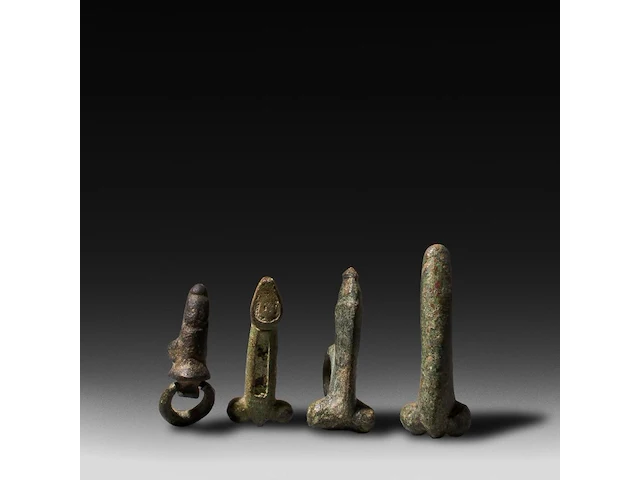 An interesting collection of 8 roman bronze fascinum phallic pendants, h 6 cm (tallest) - afbeelding 3 van  4