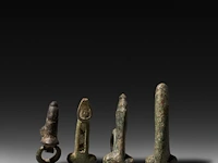An interesting collection of 8 roman bronze fascinum phallic pendants, h 6 cm (tallest) - afbeelding 3 van  4