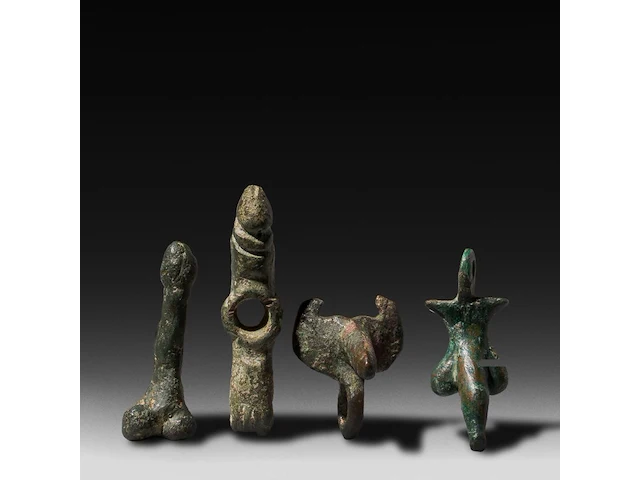 An interesting collection of 8 roman bronze fascinum phallic pendants, h 6 cm (tallest) - afbeelding 4 van  4