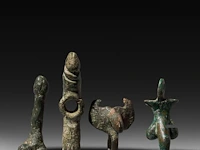 An interesting collection of 8 roman bronze fascinum phallic pendants, h 6 cm (tallest) - afbeelding 4 van  4