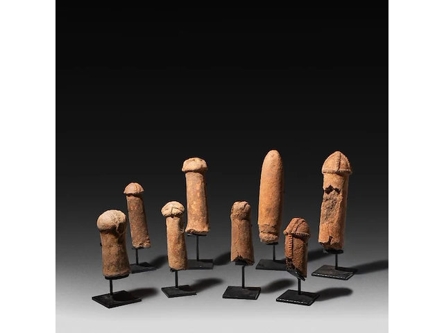 An interesting collection of 8 terracotta phallic figures, bura culture, burkina faso, h 27 cm (tallest) - afbeelding 1 van  5
