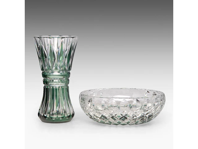 An interesting collection of four blue- and red-overlay cut crystal val-saint-lambert vases and bowl the bowl: 11 x 31 cm. (4.33 x 12.19 in.), the tallest vase: 31 cm. (12.19 in.) - afbeelding 2 van  10