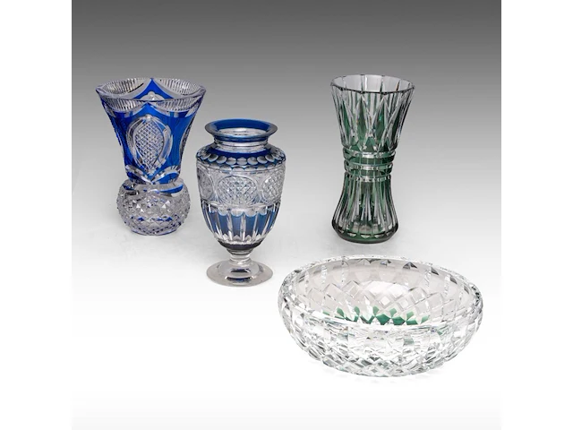 An interesting collection of four blue- and red-overlay cut crystal val-saint-lambert vases and bowl the bowl: 11 x 31 cm. (4.33 x 12.19 in.), the tallest vase: 31 cm. (12.19 in.) - afbeelding 1 van  10