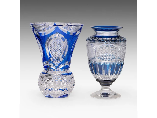 An interesting collection of four blue- and red-overlay cut crystal val-saint-lambert vases and bowl the bowl: 11 x 31 cm. (4.33 x 12.19 in.), the tallest vase: 31 cm. (12.19 in.) - afbeelding 3 van  10
