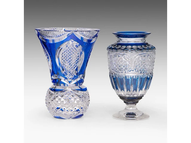 An interesting collection of four blue- and red-overlay cut crystal val-saint-lambert vases and bowl the bowl: 11 x 31 cm. (4.33 x 12.19 in.), the tallest vase: 31 cm. (12.19 in.) - afbeelding 4 van  10