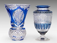 An interesting collection of four blue- and red-overlay cut crystal val-saint-lambert vases and bowl the bowl: 11 x 31 cm. (4.33 x 12.19 in.), the tallest vase: 31 cm. (12.19 in.) - afbeelding 4 van  10