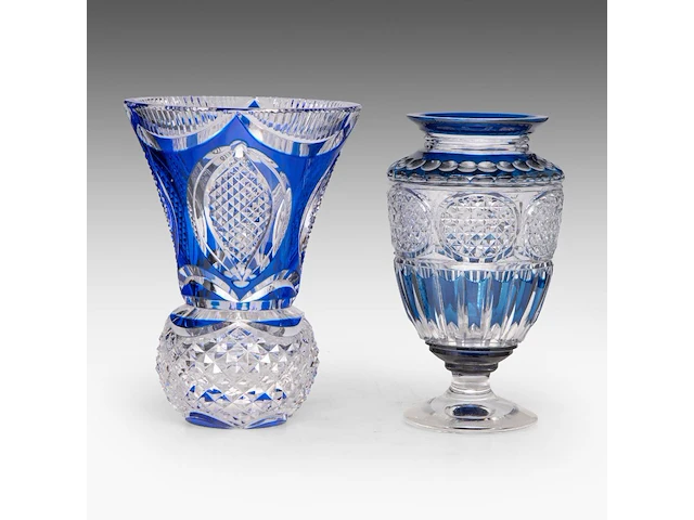 An interesting collection of four blue- and red-overlay cut crystal val-saint-lambert vases and bowl the bowl: 11 x 31 cm. (4.33 x 12.19 in.), the tallest vase: 31 cm. (12.19 in.) - afbeelding 5 van  10