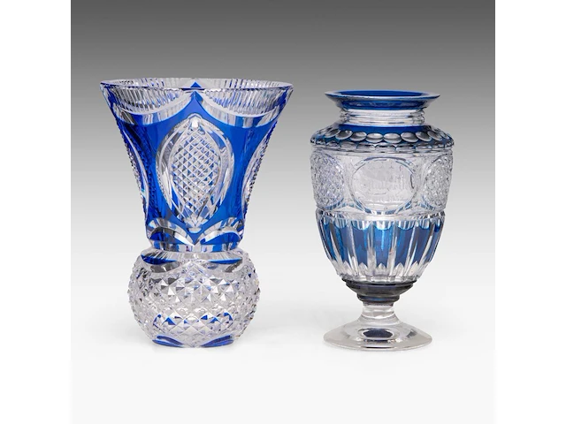 An interesting collection of four blue- and red-overlay cut crystal val-saint-lambert vases and bowl the bowl: 11 x 31 cm. (4.33 x 12.19 in.), the tallest vase: 31 cm. (12.19 in.) - afbeelding 6 van  10