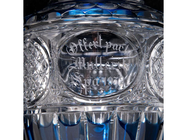 An interesting collection of four blue- and red-overlay cut crystal val-saint-lambert vases and bowl the bowl: 11 x 31 cm. (4.33 x 12.19 in.), the tallest vase: 31 cm. (12.19 in.) - afbeelding 7 van  10
