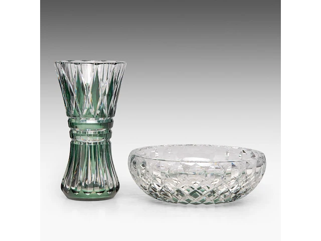 An interesting collection of four blue- and red-overlay cut crystal val-saint-lambert vases and bowl the bowl: 11 x 31 cm. (4.33 x 12.19 in.), the tallest vase: 31 cm. (12.19 in.) - afbeelding 8 van  10
