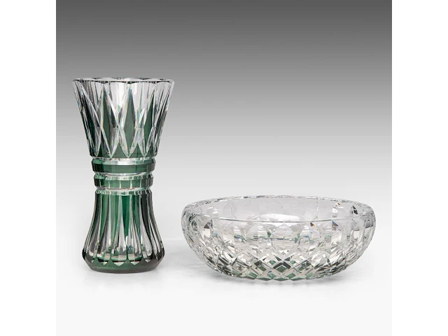 An interesting collection of four blue- and red-overlay cut crystal val-saint-lambert vases and bowl the bowl: 11 x 31 cm. (4.33 x 12.19 in.), the tallest vase: 31 cm. (12.19 in.) - afbeelding 9 van  10