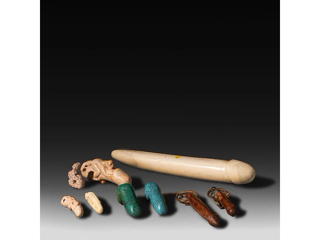 An interesting collection of semi-precious stone and bone phalluses from south east asia, l 22 cm (largest) - afbeelding 1 van  9
