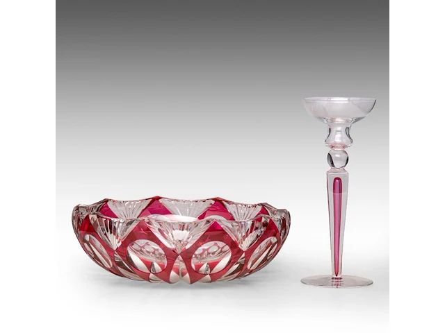 An interesting collection of six red-overlay cut crystal val-saint-lambert vases and items the bowl: 10 x 31.5 cm. (3.94 x 12.40 in.), the tallest vase: 37.5 cm. (14.75 in.) - afbeelding 2 van  12