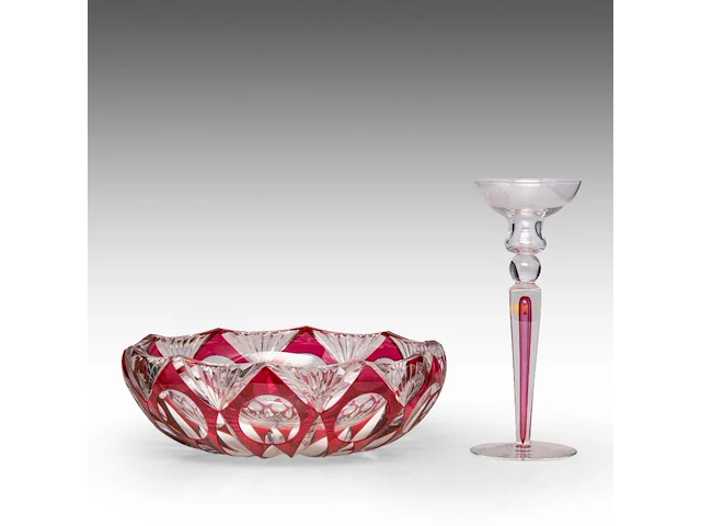 An interesting collection of six red-overlay cut crystal val-saint-lambert vases and items the bowl: 10 x 31.5 cm. (3.94 x 12.40 in.), the tallest vase: 37.5 cm. (14.75 in.) - afbeelding 3 van  12