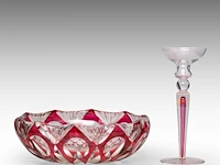 An interesting collection of six red-overlay cut crystal val-saint-lambert vases and items the bowl: 10 x 31.5 cm. (3.94 x 12.40 in.), the tallest vase: 37.5 cm. (14.75 in.) - afbeelding 3 van  12