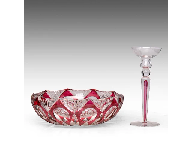 An interesting collection of six red-overlay cut crystal val-saint-lambert vases and items the bowl: 10 x 31.5 cm. (3.94 x 12.40 in.), the tallest vase: 37.5 cm. (14.75 in.) - afbeelding 4 van  12