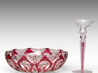 An interesting collection of six red-overlay cut crystal val-saint-lambert vases and items the bowl: 10 x 31.5 cm. (3.94 x 12.40 in.), the tallest vase: 37.5 cm. (14.75 in.) - afbeelding 4 van  12