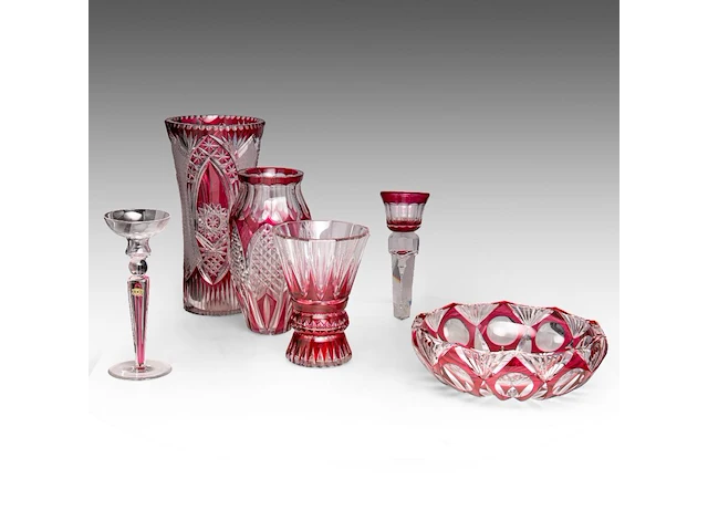 An interesting collection of six red-overlay cut crystal val-saint-lambert vases and items the bowl: 10 x 31.5 cm. (3.94 x 12.40 in.), the tallest vase: 37.5 cm. (14.75 in.) - afbeelding 1 van  12