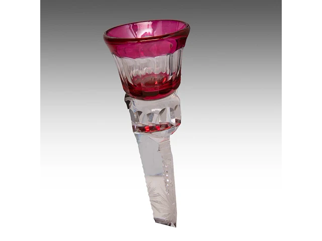 An interesting collection of six red-overlay cut crystal val-saint-lambert vases and items the bowl: 10 x 31.5 cm. (3.94 x 12.40 in.), the tallest vase: 37.5 cm. (14.75 in.) - afbeelding 7 van  12