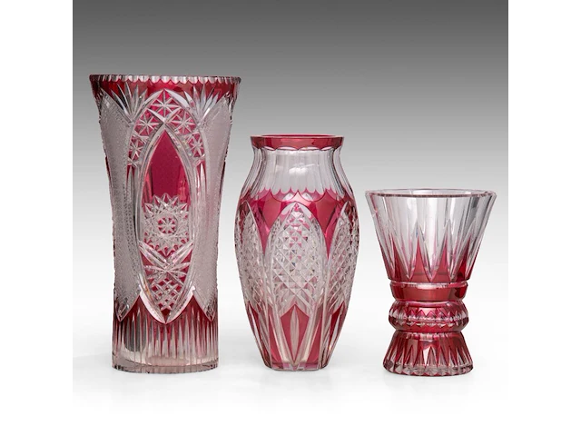 An interesting collection of six red-overlay cut crystal val-saint-lambert vases and items the bowl: 10 x 31.5 cm. (3.94 x 12.40 in.), the tallest vase: 37.5 cm. (14.75 in.) - afbeelding 8 van  12
