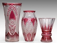 An interesting collection of six red-overlay cut crystal val-saint-lambert vases and items the bowl: 10 x 31.5 cm. (3.94 x 12.40 in.), the tallest vase: 37.5 cm. (14.75 in.) - afbeelding 8 van  12
