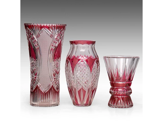 An interesting collection of six red-overlay cut crystal val-saint-lambert vases and items the bowl: 10 x 31.5 cm. (3.94 x 12.40 in.), the tallest vase: 37.5 cm. (14.75 in.) - afbeelding 9 van  12