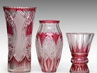 An interesting collection of six red-overlay cut crystal val-saint-lambert vases and items the bowl: 10 x 31.5 cm. (3.94 x 12.40 in.), the tallest vase: 37.5 cm. (14.75 in.) - afbeelding 9 van  12