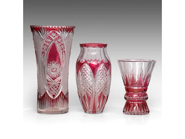 An interesting collection of six red-overlay cut crystal val-saint-lambert vases and items the bowl: 10 x 31.5 cm. (3.94 x 12.40 in.), the tallest vase: 37.5 cm. (14.75 in.) - afbeelding 10 van  12