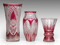 An interesting collection of six red-overlay cut crystal val-saint-lambert vases and items the bowl: 10 x 31.5 cm. (3.94 x 12.40 in.), the tallest vase: 37.5 cm. (14.75 in.) - afbeelding 10 van  12