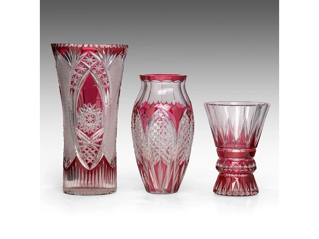 An interesting collection of six red-overlay cut crystal val-saint-lambert vases and items the bowl: 10 x 31.5 cm. (3.94 x 12.40 in.), the tallest vase: 37.5 cm. (14.75 in.) - afbeelding 11 van  12