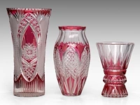 An interesting collection of six red-overlay cut crystal val-saint-lambert vases and items the bowl: 10 x 31.5 cm. (3.94 x 12.40 in.), the tallest vase: 37.5 cm. (14.75 in.) - afbeelding 11 van  12